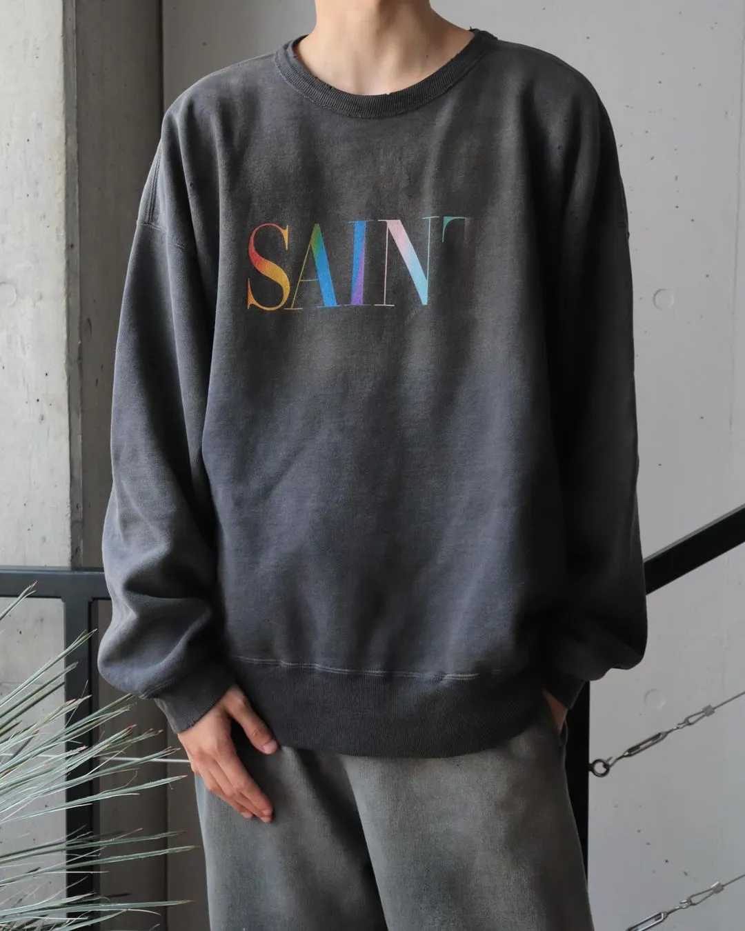 SAINT Mxxxxxx CREW NECK SWT SHIRTS 'RAINBOW SNT'/BLK Rainbow SAINT destruction sweatshirt, washed black S-XL Assute dyeing, genuine whole garment sprayed with horsetail fading process, collar/cuffs frayed in many places, front and rear panels/sleeves super complicated hanging grinding, heavy washing and water discoloration, correct fruit mark/angel mark